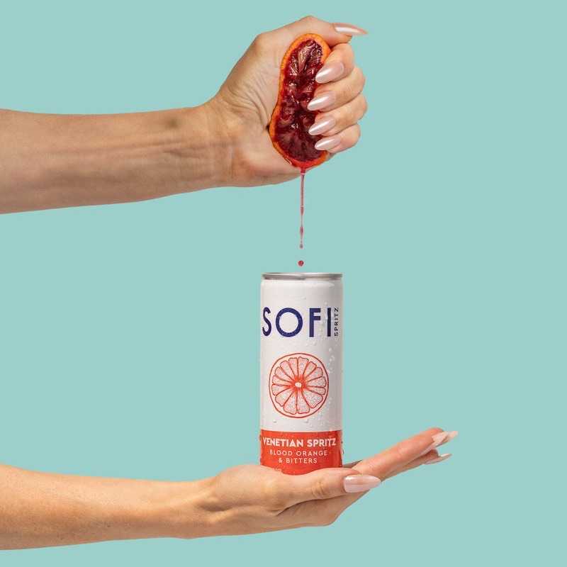 Sofi Spritz lifestyle pour shot